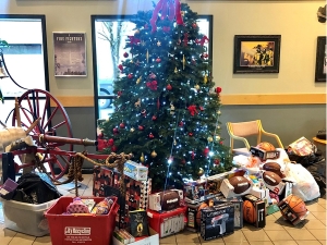 Duniway Leadership students contribute to toy drive